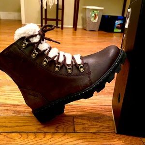 Sorel Lennox Lace Cozy Lug Sole Booties BRAND NEW!